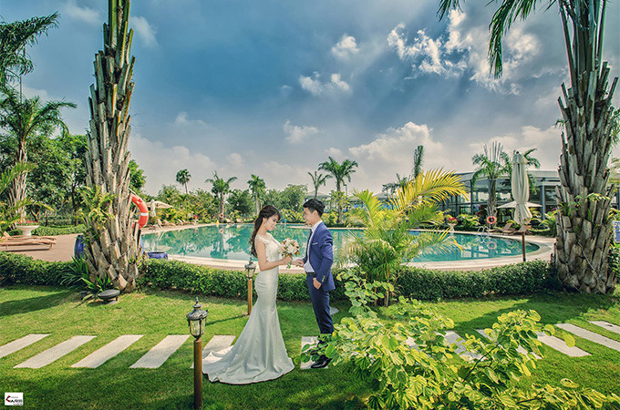 Cặp đôi có thể lựa chọn bể bơi nước mặn lớn nhất Việt Nam tại FLC Sầm Sơn, bể bơi vô cực tại FLC Hạ Long hay bể bơi bốn mùa độc đáo tại FLC Vĩnh Phúc, FLC Quy Nhơn. (Ảnh: FLC Vĩnh Phúc - Caro Studio)