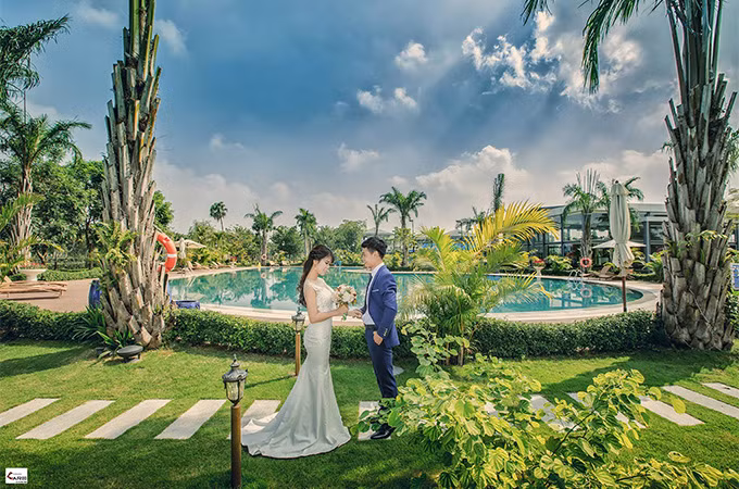 Cặp đôi có thể lựa chọn bể bơi nước mặn lớn nhất Việt Nam tại FLC Sầm Sơn, bể bơi vô cực tại FLC Hạ Long hay bể bơi bốn mùa độc đáo tại FLC Vĩnh Phúc, FLC Quy Nhơn. (Ảnh: FLC Vĩnh Phúc - Caro Studio)