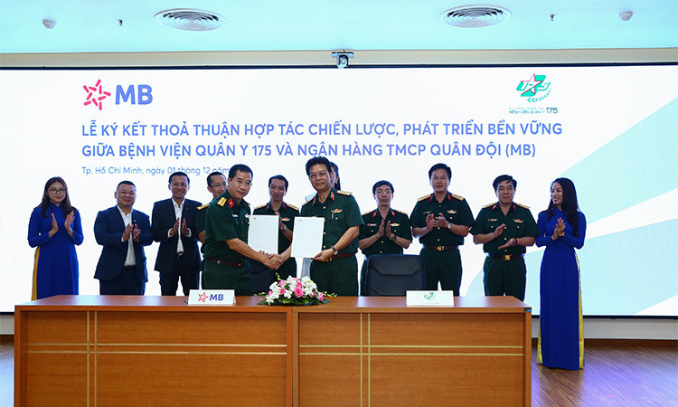 Đại diện MB và Bệnh viện Quân y 175 ký kết thỏa thuận hợp tác chiến lược