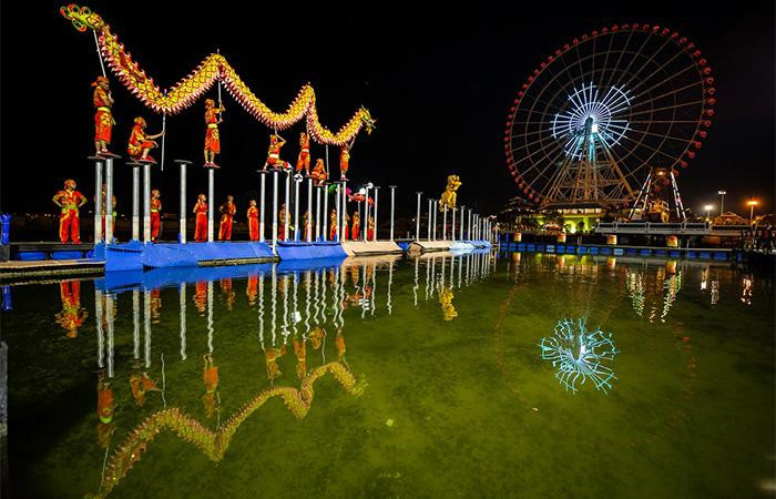 Trình diễn Mai hoa thung tại sân khấu mặt nước Công viên châu Á - Asia Park