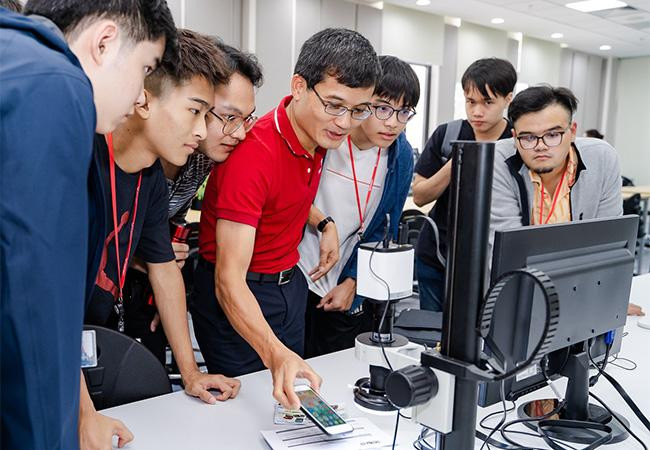 GS. Đỗ Ngọc Minh cùng các sinh viên khóa đầu tiên của ĐH VinUni GS. Đỗ Ngọc Minh cùng các sinh viên khóa đầu tiên của ĐH VinUni