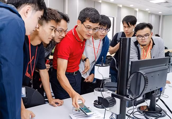 GS. Đỗ Ngọc Minh cùng các sinh viên khóa đầu tiên của ĐH VinUni