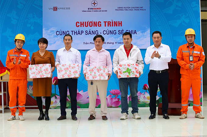 EVNHANOI trao tặng 3.000 cuốn vở tại trường tiểu học Trần Phú A, xã Trần Phú, huyện Chương Mỹ, Hà Nội EVNHANOI trao tặng 3.000 cuốn vở tại trường tiểu học Trần Phú A, xã Trần Phú, huyện Chương Mỹ, Hà Nội