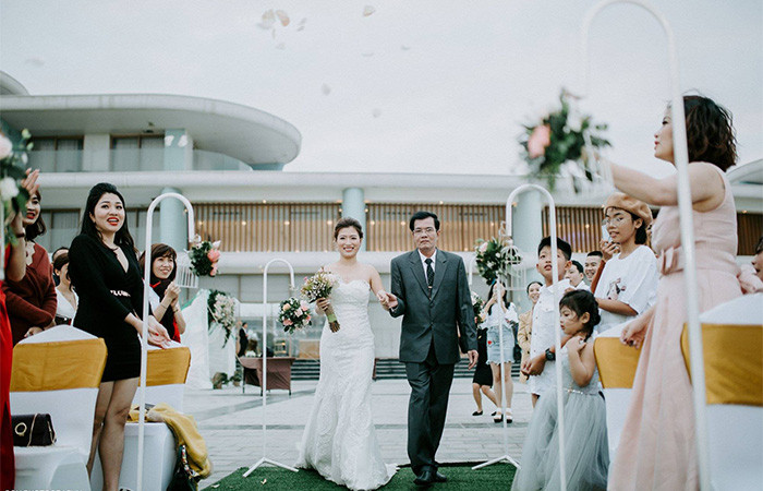 Hệ thống quần thể FLC Hotels &amp; Resort trải dài từ Bắc đến Nam và đa phần toạ lạc tại những vùng biển đẹp nhất Việt Nam (Sầm Sơn, Hạ Long, Quy Nhơn). Với không gian ngoài trời rộng lớn từ hàng trăm đến hàng ngàn ha ven biển, đây chính là bối cảnh tuyệt vời cho những khung hình tiệc cưới lung linh. (Ảnh: FLC Quy Nhơn – Gon Wedding House)