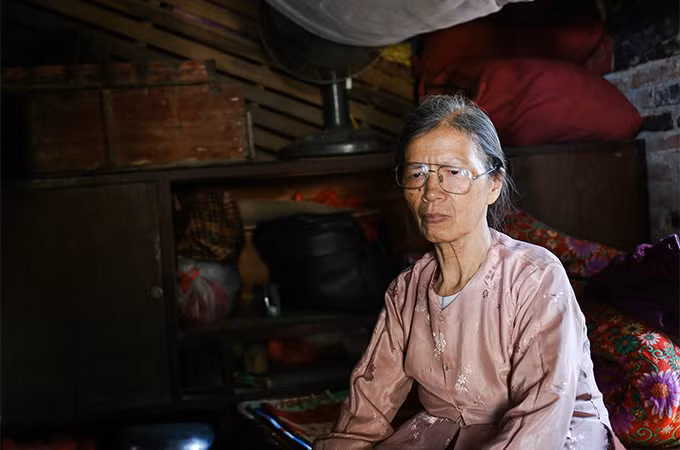 Bà Trần Thị Điển trong căn nhà của mình