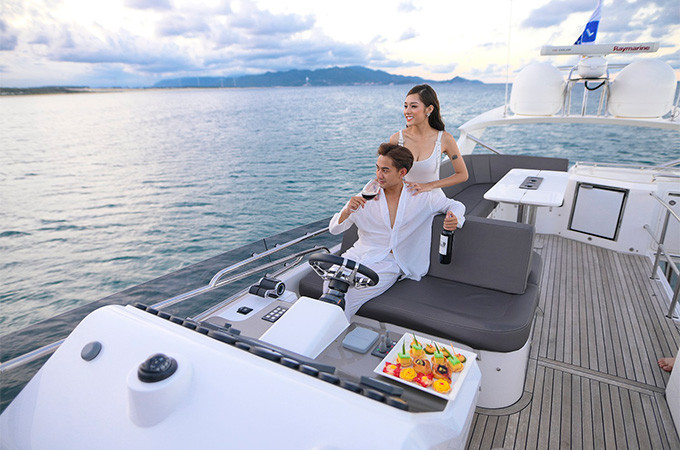 Ngay sau tiệc cưới, cặp đôi có thể tận hưởng kỳ trăng mật tuyệt vời tại chính những vùng biển ngập tràn ánh nắng của FLC Hotels &amp; Resorts (Du thuyền FLC Albatross trên biển Quy Nhơn)