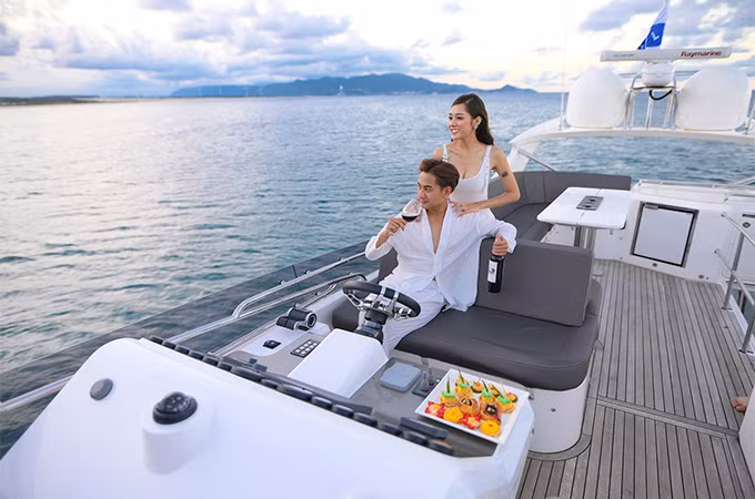 Ngay sau tiệc cưới, cặp đôi có thể tận hưởng kỳ trăng mật tuyệt vời tại chính những vùng biển ngập tràn ánh nắng của FLC Hotels &amp; Resorts (Du thuyền FLC Albatross trên biển Quy Nhơn)