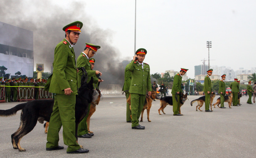 Công an TP Hà Nội diễn tập chống bạo loạn, khủng bố và giải cứu con tin ảnh 7 Công an TP Hà Nội diễn tập chống bạo loạn, khủng bố và giải cứu con tin ảnh 7