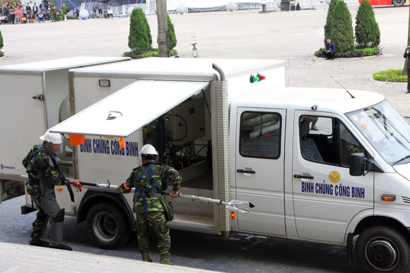 Công an TP Hà Nội diễn tập chống bạo loạn, khủng bố và giải cứu con tin ảnh 14 Công an TP Hà Nội diễn tập chống bạo loạn, khủng bố và giải cứu con tin ảnh 14