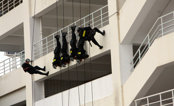 Công an TP Hà Nội diễn tập chống bạo loạn, khủng bố và giải cứu con tin ảnh 9 Công an TP Hà Nội diễn tập chống bạo loạn, khủng bố và giải cứu con tin ảnh 9