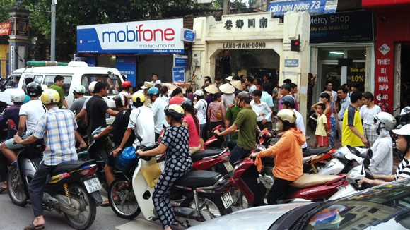 Hà Nội: Lạnh người phát hiện xác thai nhi trong thùng mỳ tôm ảnh 2