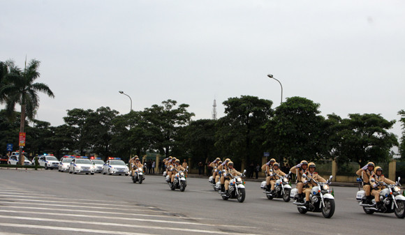 Công an TP Hà Nội diễn tập chống bạo loạn, khủng bố và giải cứu con tin ảnh 3 Công an TP Hà Nội diễn tập chống bạo loạn, khủng bố và giải cứu con tin ảnh 3
