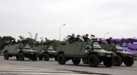 Công an TP Hà Nội diễn tập chống bạo loạn, khủng bố và giải cứu con tin ảnh 6 Công an TP Hà Nội diễn tập chống bạo loạn, khủng bố và giải cứu con tin ảnh 6