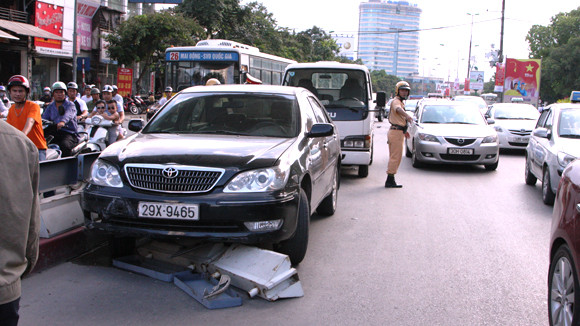 Lên khỏi hầm Kim Liên, ôtô "là phẳng" dải phân cách ảnh 1