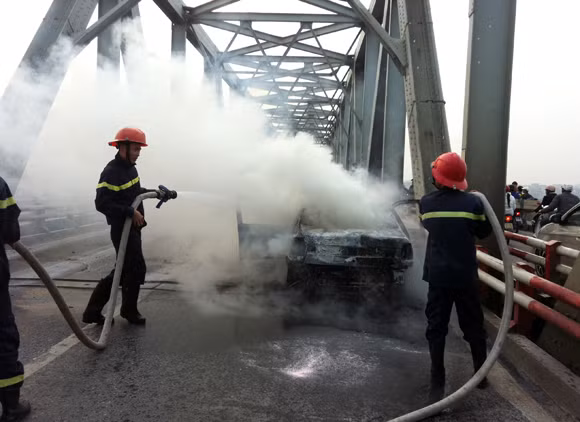 Ôtô cháy đen giữa cầu Chương Dương ảnh 6