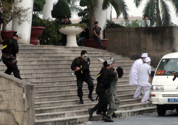 Công an TP Hà Nội diễn tập chống bạo loạn, khủng bố và giải cứu con tin ảnh 11 Công an TP Hà Nội diễn tập chống bạo loạn, khủng bố và giải cứu con tin ảnh 11