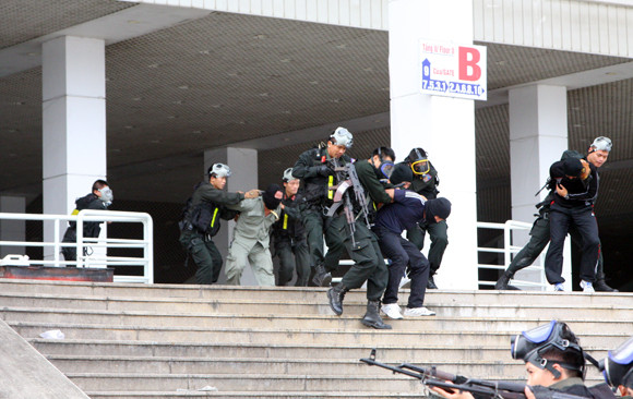 Công an TP Hà Nội diễn tập chống bạo loạn, khủng bố và giải cứu con tin ảnh 10 Công an TP Hà Nội diễn tập chống bạo loạn, khủng bố và giải cứu con tin ảnh 10