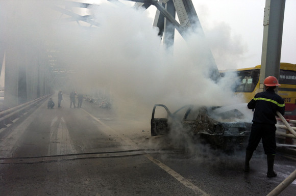 Ôtô cháy đen giữa cầu Chương Dương ảnh 2