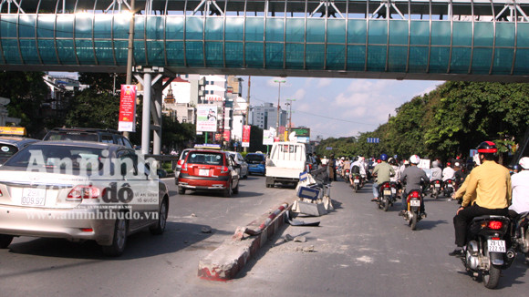 Lên khỏi hầm Kim Liên, ôtô "là phẳng" dải phân cách ảnh 2