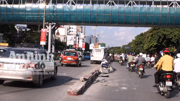 Lên khỏi hầm Kim Liên, ôtô "là phẳng" dải phân cách ảnh 2