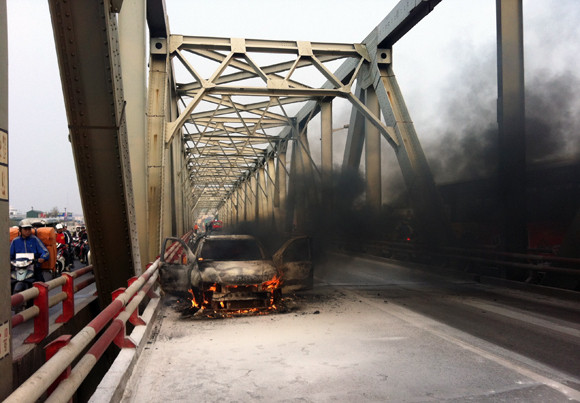 Ôtô cháy đen giữa cầu Chương Dương ảnh 4