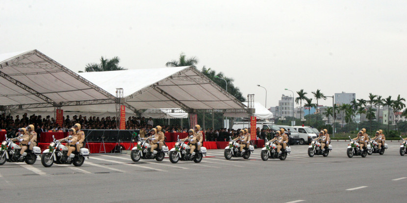 Công an TP Hà Nội diễn tập chống bạo loạn, khủng bố và giải cứu con tin ảnh 4 Công an TP Hà Nội diễn tập chống bạo loạn, khủng bố và giải cứu con tin ảnh 4