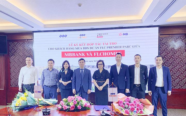 Lễ ký kết hợp tác giữa MB và FLCHomes đáp ứng nhu cầu mua BĐS của khách hàng tại dự án FLC Premier Parc. Lễ ký kết hợp tác giữa MB và FLCHomes đáp ứng nhu cầu mua BĐS của khách hàng tại dự án FLC Premier Parc.