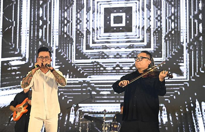 Ca sỹ Tuấn Hưng biểu diễn tại Gala trao giải DeoCa Group Golf Championship 2022.