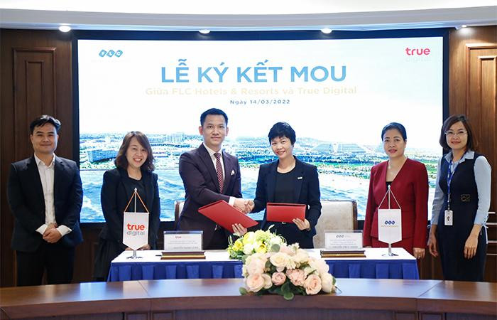 Đại diện FLC Hotels &amp; Resorts ký kết thỏa thuận hợp tác chiến lược.