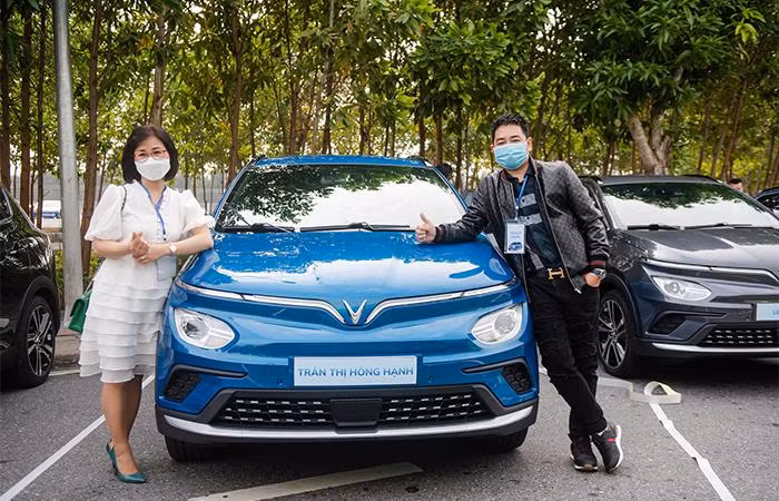 Anh Trần Đức Hùng và vợ nhận xe VF e34 tại nhà máy VinFast Hải Phòng.