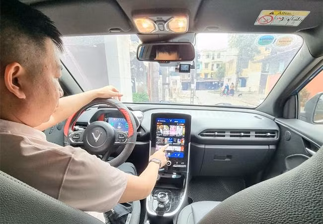 Anh Hùng sử dụng ứng dụng FPT Play trên xe điện VF e34.