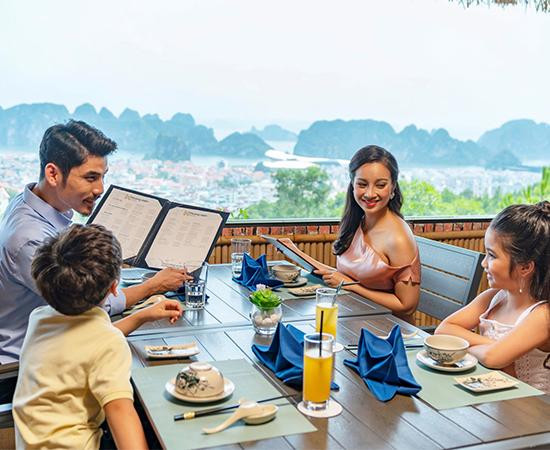 Nhiều gia đình lựa chọn kỳ nghỉ dưỡng khám phá vùng vịnh di sản (Ảnh: FLC Hạ Long)