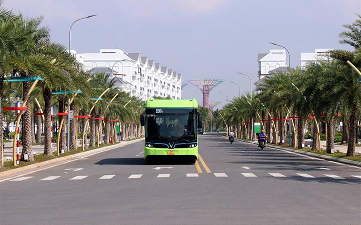 Xe buýt điện VinBus từ Vinhomes Grand Park sẽ giúp sinh viên tiết kiệm thời gian và chi phí di chuyển đến trường.