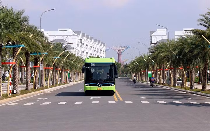 Xe buýt điện VinBus từ Vinhomes Grand Park sẽ giúp sinh viên tiết kiệm thời gian và chi phí di chuyển đến trường.