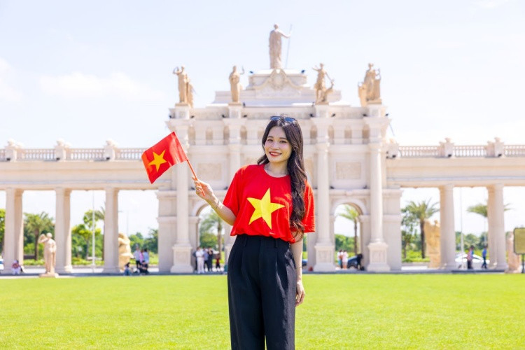 Vinhomes Royal Island xuất hiện lộng lẫy trong các bức ảnh thể hiện tình yêu nước của giới trẻ