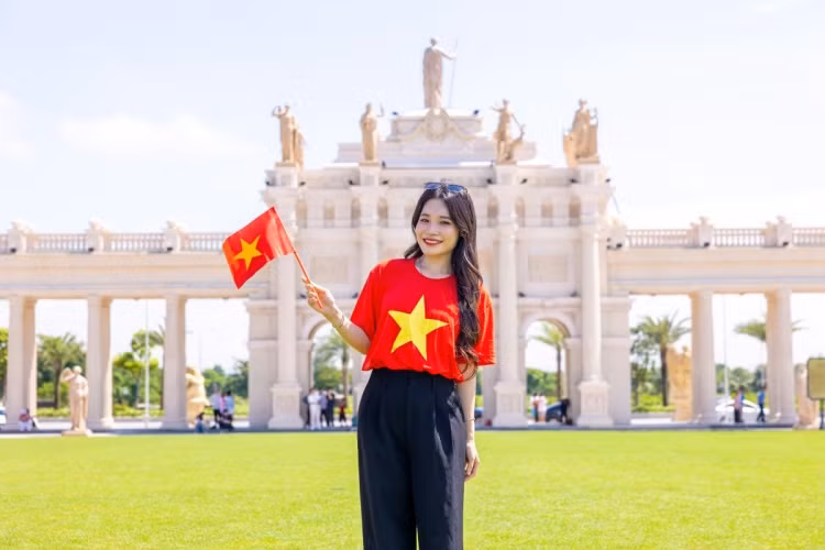 Vinhomes Royal Island xuất hiện lộng lẫy trong các bức ảnh thể hiện tình yêu nước của giới trẻ