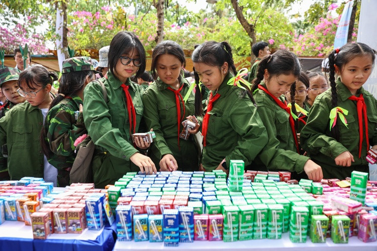 Các bé được tiếp sức tại khu vực nhận sữa của Vinamilk ngay sau các phần thi, diễu hành và tái hiện chiến dịch Hồ Chí Minh