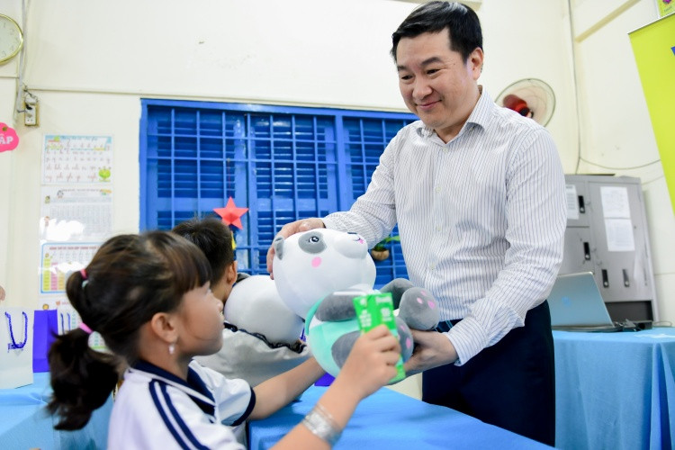 Các em học sinh đón nhận sữa, gấu bông và các món quà khác từ Vinamilk