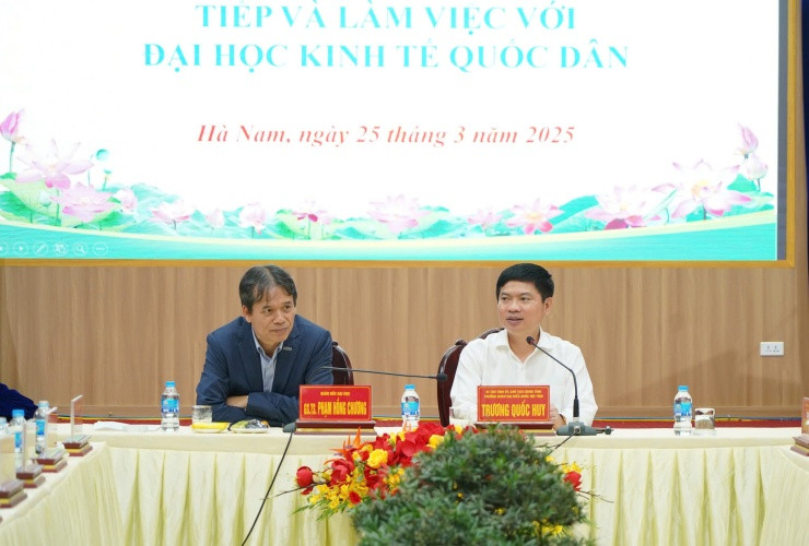 Ông Trương Quốc Huy, Bí thư Tỉnh ủy, Chủ tịch UBND tỉnh Hà Nam làm việc với Đoàn công tác của Trường Đại học Kinh tế Quốc dân. Ảnh: Hoa Hiên Ông Trương Quốc Huy, Bí thư Tỉnh ủy, Chủ tịch UBND tỉnh Hà Nam làm việc với Đoàn công tác của Trường Đại học Kinh tế Quốc dân. Ảnh: Hoa Hiên