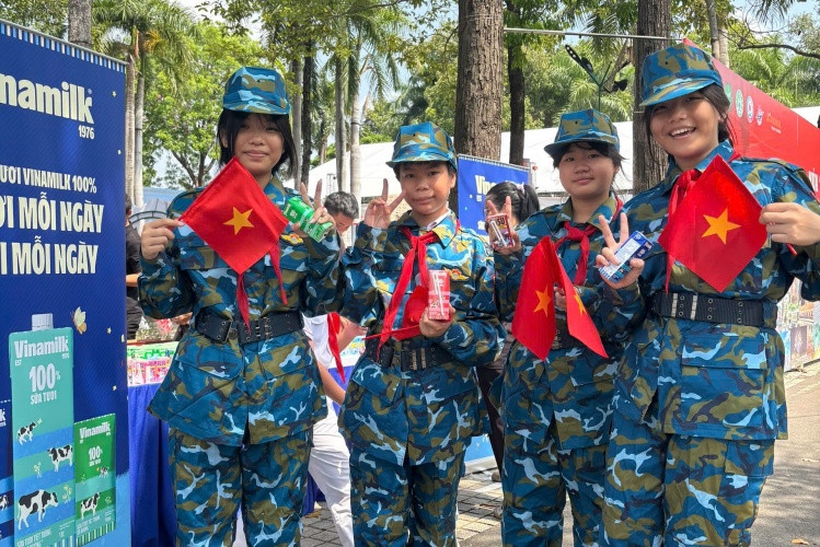 Ngày hội không chỉ là kỉ niệm tuổi thơ đáng nhớ mà còn là trải nghiệm đặc biệt của tất cả các em nhỏ khi được hòa mình trong không khí hướng tới 50 năm đất nước hoà bình thống nhất