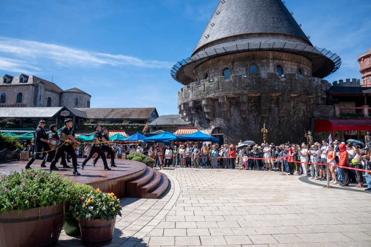 Du khách hào hứng với nhiều trải nghiệm thú vị tại Bà Nà Hills Du khách hào hứng với nhiều trải nghiệm thú vị tại Bà Nà Hills