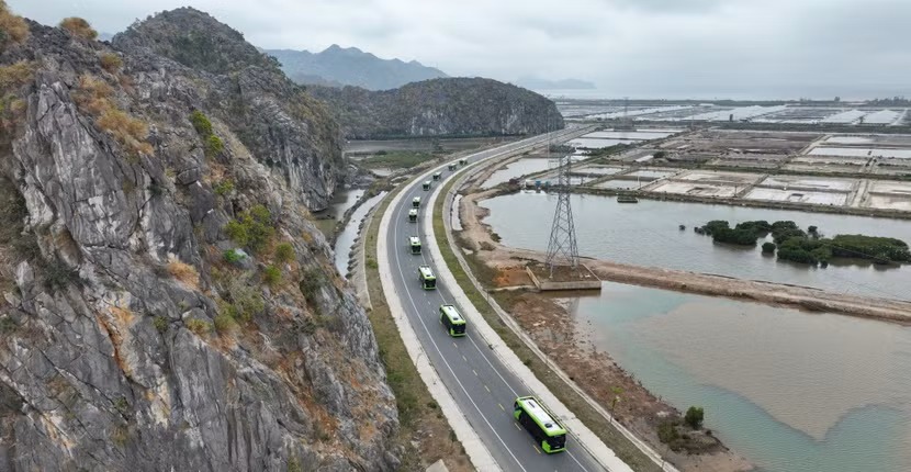 Tuyến xe điện ga Phù Long – Vịnh trung tâm Xanh Island vận hành miễn phí đến ngày 15/5 (Ảnh: Ánh Dương)