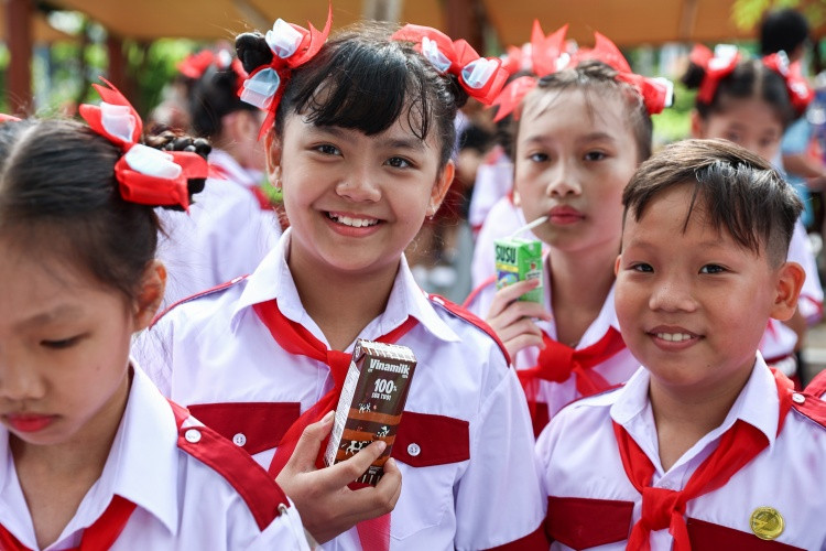 Các bạn đội viên nạp thêm “năng lượng” từ Vinamilk để chuẩn bị sẵn sàng cho phần thi nghi thức Đội