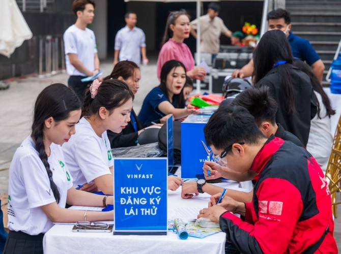 Nhiều khách hàng sớm đăng ký lái thử để tận tay trải nghiệm những mẫu xe xanh của VinFast