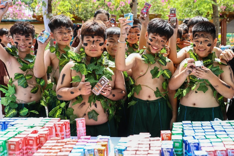 Các em được hóa thân thành nhiều lực lượng bộ đội tham gia chiến dịch Hồ Chí Minh lịch sử