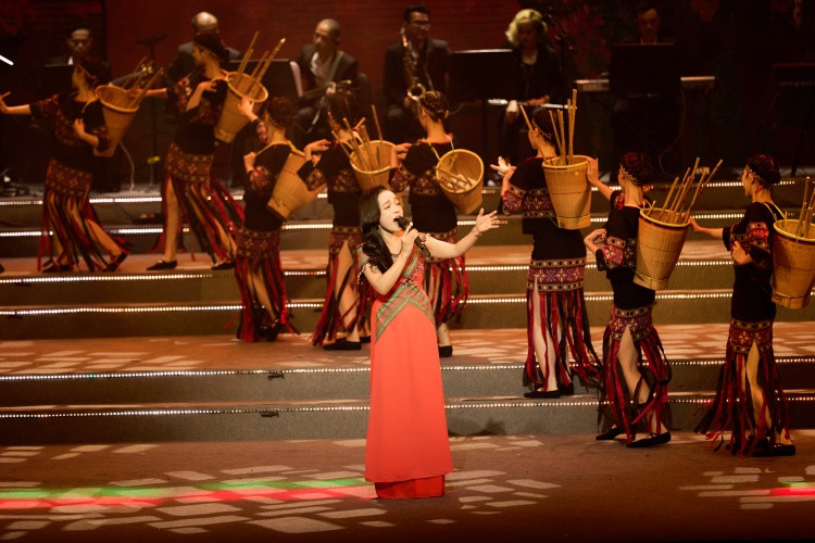 Ca sĩ Lan Anh biểu diễn tại đêm nhạc