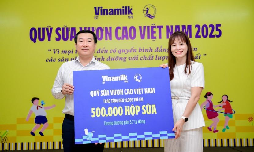 Ông Đỗ Thanh Tuấn – Giám đốc Đối ngoại Vinamilk – trao tặng bảng tượng trưng 500.000 hộp sữa cho đại diện Quỹ Bảo trợ trẻ em Việt Nam nhân dịp khởi động Quỹ sữa năm 2025 (Ảnh: Nam Anh)