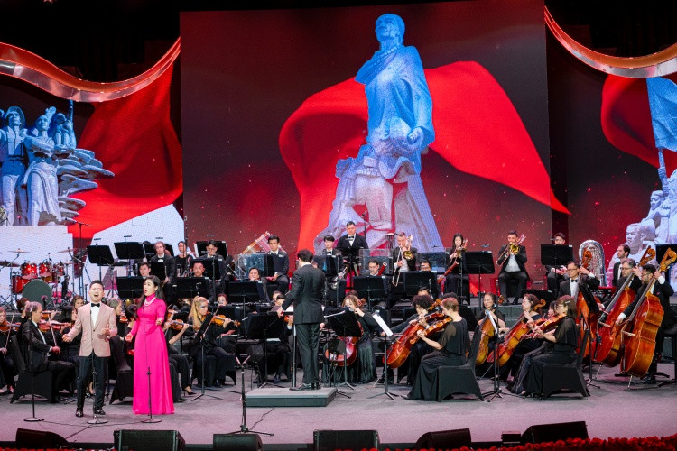 Ca sĩ trẻ Đào Tố Loan (áo dài hồng) thăng hoa trong đêm nhạc “Đảng trong mùa xuân đại thắng” mùa 1