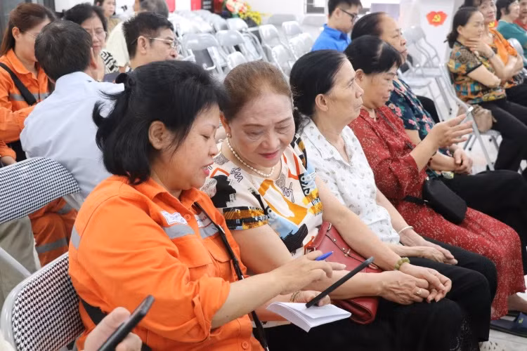 Cán bộ công nhân viên EVNHANOI hướng dẫn khách hàng sử dụng App EVNHANOI