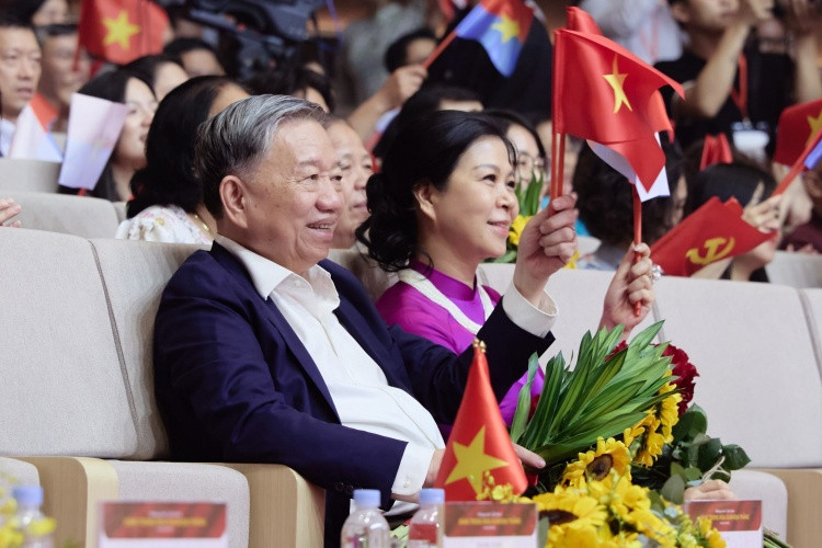 Tổng Bí Thư Tô Lâm cùng phu nhân tham dự chương trình